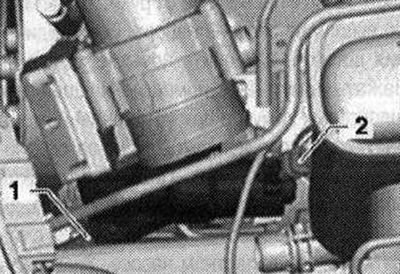 Развийте съединителната гайка «1» и извадете напорния тръбопровод от лопатковата помпа. Отключете и…