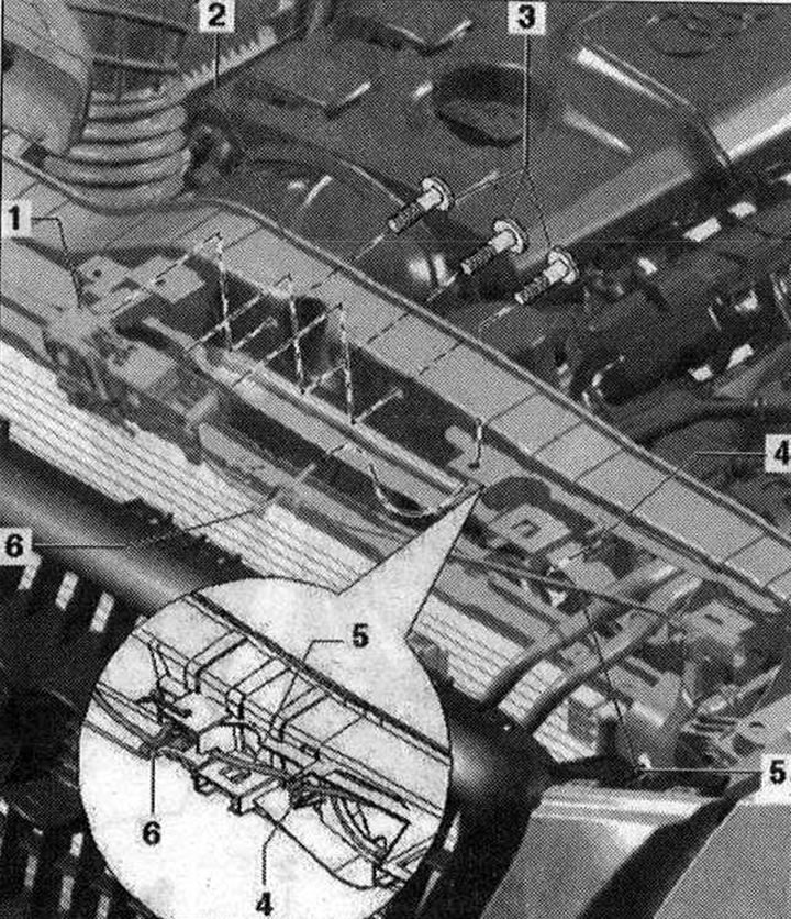 Odstránenie zámku kapoty 1. Zámok veka kufra. Odpojte horný kryt nárazníka a odsuňte ho nabok.…