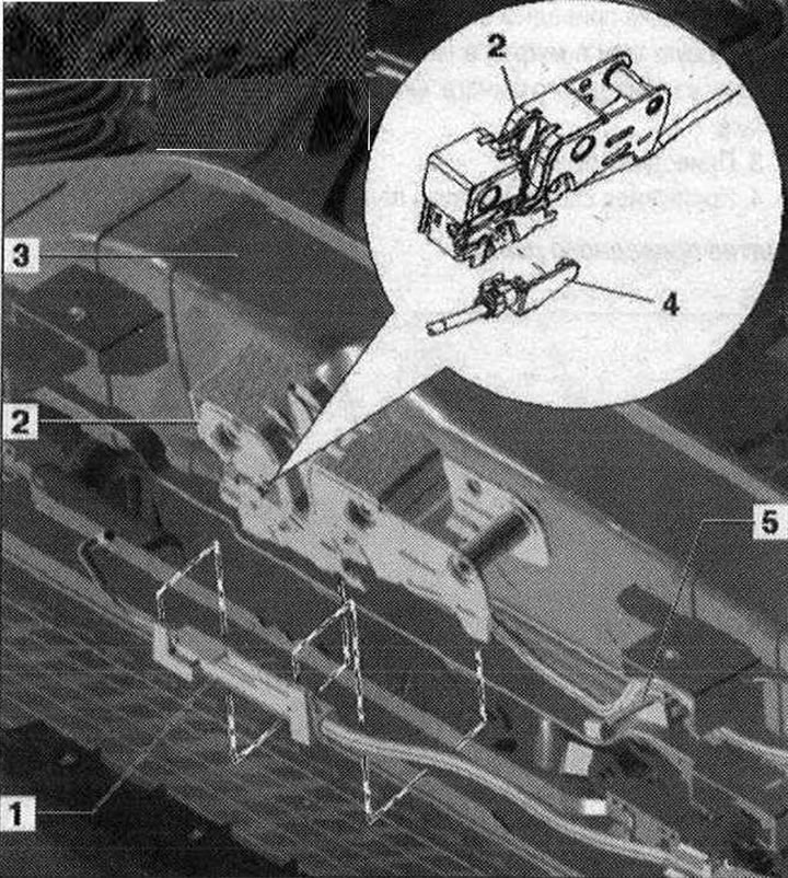 Pripojenie lankovej trakcie k zámku kapoty 1. Kábel v plášti, predný. Vložte vsuvku pre ťah kábla…