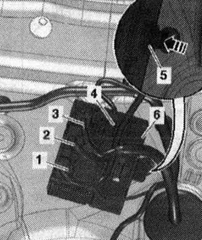 Demontáž riadiacej jednotky predných dverí «J386» / «J387»