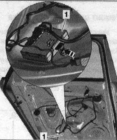 Demontáž riadiacej jednotky predných dverí «J388» / «J389»