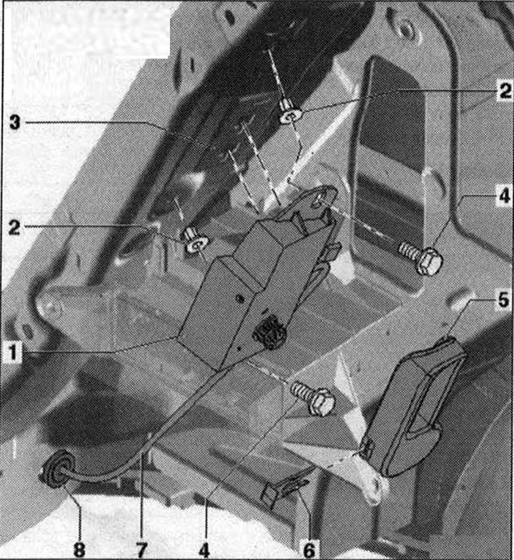 Držiak ručného pohonu 1. Držiak manuálneho pohonu. Odstráňte obloženie zadného nárazníka. Na…