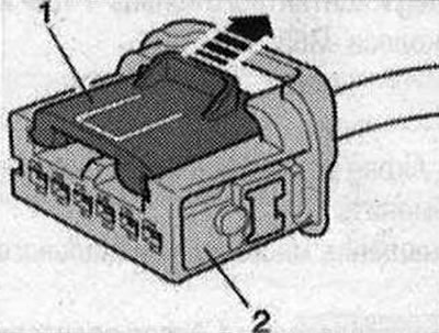 Zapnite zapaľovanie. Pri zapnutom zapaľovaní odpojte uzemňovací kábel batérie. Vyberte priehradku…