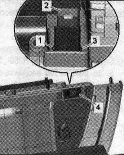 Zapnite zapaľovanie. Pri zapnutom zapaľovaní odpojte uzemňovací kábel batérie. Vyberte priehradku…