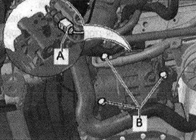 Изключете запалването. Свалете предната шумоизолация. Маркирайте посоката на въртене на…