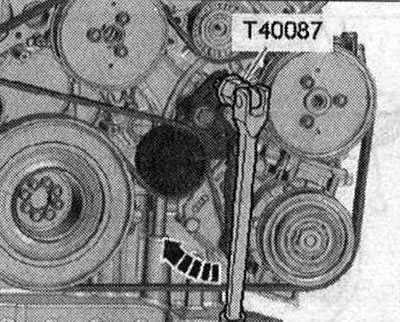 Разкачете лопатковата помпа на сервоуправлението от скобата (понякога не е необходимо при кола с…