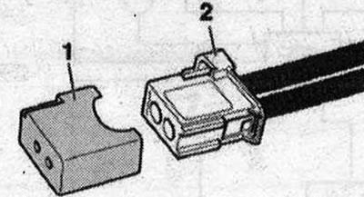Nasaďte ochranný kryt káblových zástrčiek «VAS 6223/9» 1- do konektora zbernice MOST «2».