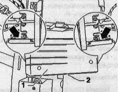 Stlačte západky «šípky» na rádiu «R-2» a posuňte rádio «R» «2» z držiaka «1» dopredu.