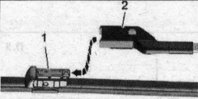 Инсталиране в обратен ред: да се въведе четка за чистачки «1» успоредно на лоста «2» «стрелка». Да…