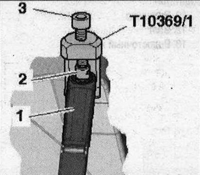 Монтирайте дърпача «T10369/1», както е показано на фигурата, върху рамото на чистачките на предното…