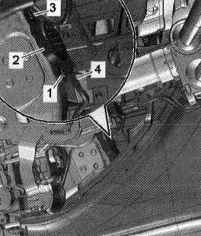 Изключете запалването. Свалете капака на предния панел от страната на водача. Развийте болтовете…
