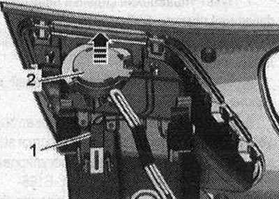 Vypnite zapaľovanie. Odstráňte príslušné deflektory predného panela. Odistite svorky a odpojte…