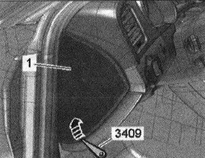 Vypnite zapaľovanie. Nastavte spínač svetiel do polohy «0». Nadvihnite bočnú lištu «1» predného…