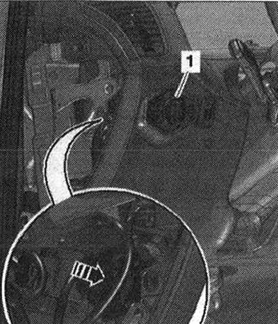 Siahnite cez bočný otvor v prednom paneli a zatlačte spínač svetiel «E1» «pol. 1» späť von z…