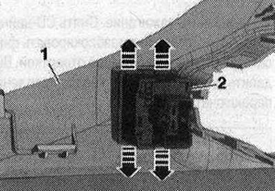 Vypnite zapaľovanie. Odstráňte obloženie predného panela na strane vodiča. Opatrne uvoľnite západky…