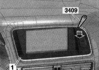 Vypnite zapaľovanie. Nadvihnite kryt «1» obrazovky rozhrania MMI s klinom «3409» v rohoch «šípky» a…