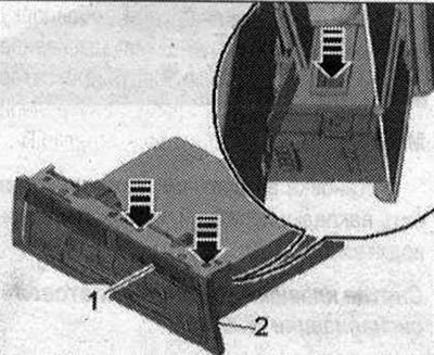 Vypnite zapaľovanie. Vyberte CD menič «R41». Opatrne uvoľnite západky «šípky» pomocou malého…