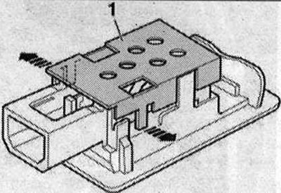 Ak chcete lampu vymeniť, uvoľnite upevňovacie konzoly «šípky» a odstráňte kryt «1» nad lampou.