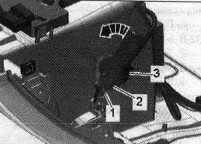 Vypnite zapaľovanie. Vyberte priehradku na rukavice. Odpojiť e-mail. zástrčkové pripojenie «3».…