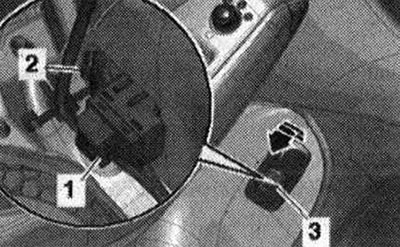 Изключете запалването. Свалете тапицерията на предната врата. Прекъснете връзката с имейл. щепселна…