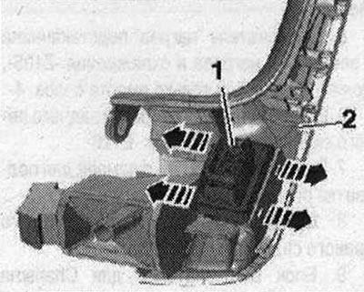 Изключете запалването. Свалете подлакътника. Внимателно освободете ключалките «стрелка» с малка…