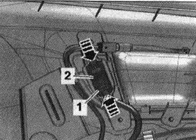 Изключете запалването. Свалете тапицерията на задната врата. Прекъснете връзката с имейл. щепселна…