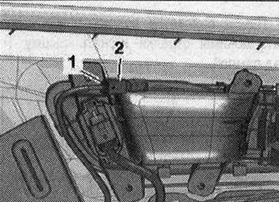 Изключете запалването. Свалете тапицерията на задната врата. Прекъснете връзката с имейл. щепселна…