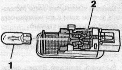 Отстранете лампата «1» на гърба на сигналната лампа на вратата и/или праговата лампа от гнездо «2».