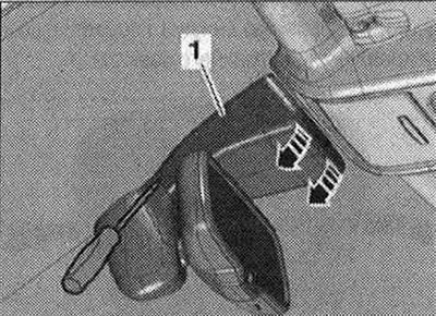 Превозни средства с асистент за поддържане на лентата: Отстранете капака «1» от горната част на…