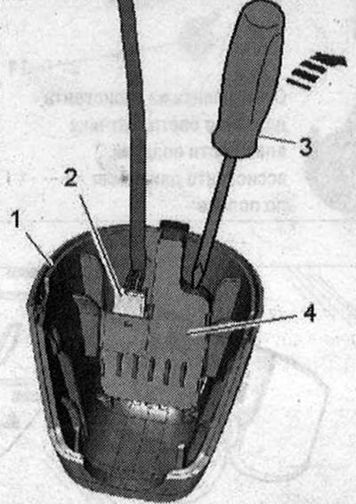 Прекъснете връзката с имейл. щепселна връзка «2». С помощта на малка отвертка «3» внимателно…