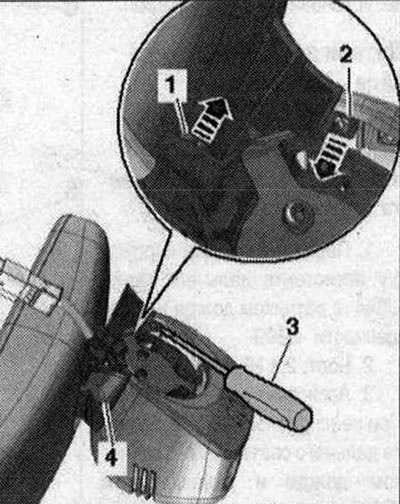 Изключете и извадете конектор «2» от гнездото. Завъртете вътрешното огледало на скоба «1» обратно…