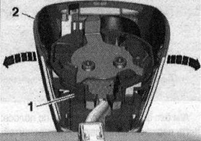 Освободете закопчалките «по посока на стрелката» и освободете предния капак «2» надолу от водачите…