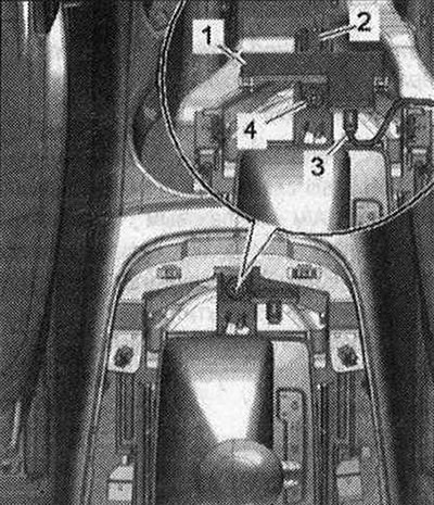 Uťahovací moment: Anténa 1 v priestore pre cestujúcich pre systém vstupu a štartovania motora «R138»