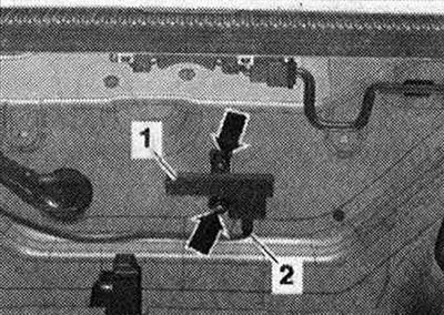 Uťahovací moment: Anténa v kufri pre vstupný a štartovací systém motora «R137»