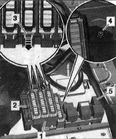 Odpojte uzemňovací vodič od batérie pri vypnutom zapaľovaní. Otvorte pravý bočný obklad kufra.…