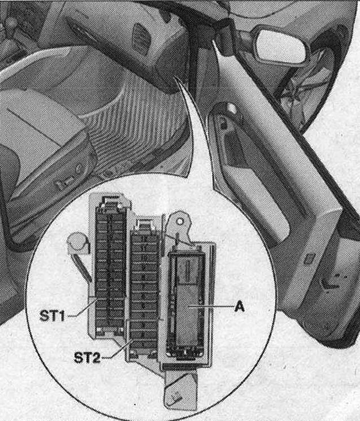 Местоположение на инсталацията на блока с предпазители. D «SD» за превозни средства с ляв волан:…