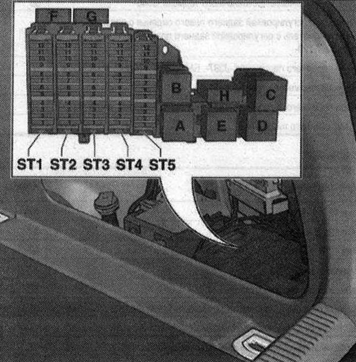 Място за монтаж на реле/предпазител F «SF» от 2010 моделна година: В багажника зад дясната…
