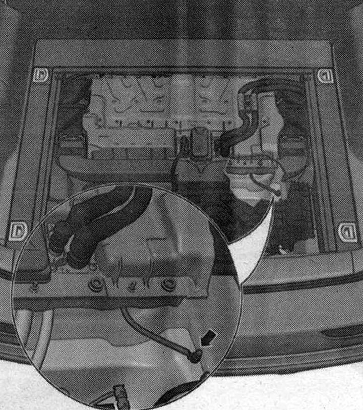 675. Точка за заземяване 2 в багажника на дясната «стрелка»