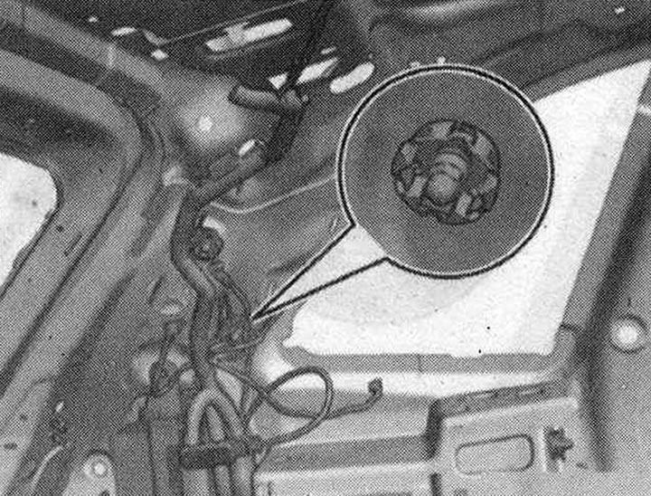 50. Точка за контакт със земята в багажника отляво