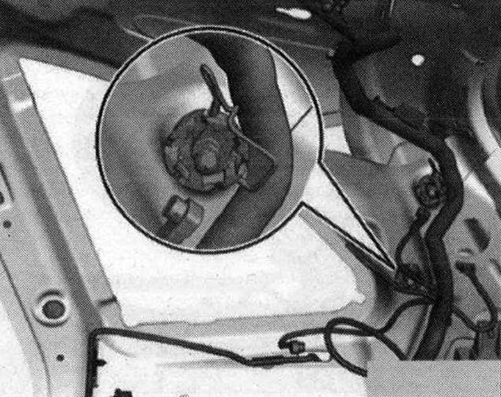 51. Точка за заземяване в багажника отдясно